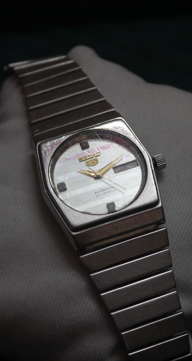 Vintage Seiko 5 Automatic 23 Jewels Day-Date Men's Watch | 7009-876A | Silver Striped Dial | Japan Made