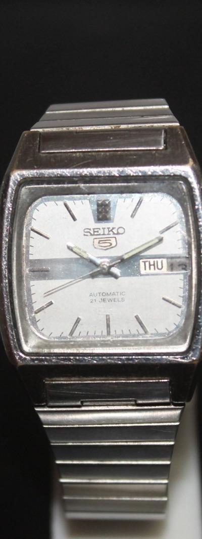 Vintage Seiko 5 Automatic 21 Jewels Square Dial Day-Date Watch – Original Japanese Pre-Owned Timepiece